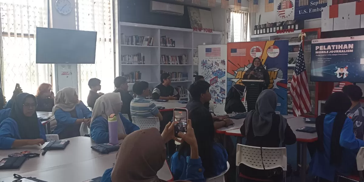 Direktur American Corner Untan, Stella Pransisca, menyampaikan sambutan pada pembukaan pelatihan Mobile Journalism di Pontianak, Selasa, 17 Juni 2026. Kegiatan hasil kerja sama Kedubes AS dan Amcor Untan tersebut diikuti puluhan anak muda dari berbagai kampus di Pontianak. (PontianakGlobe/Stefanus Akim)
