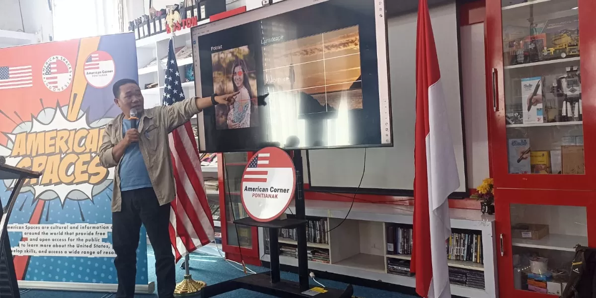 Severianus Endi, Digital Ecosystem Manager Ruai Televisi, memaparkan teknik Mobile Journalism kepada peserta pelatihan di American Corner Untan, Pontianak. Dalam sesi tersebut, peserta belajar memanfaatkan smartphone sebagai alat produksi berita yang cepat, kreatif, dan berkualitas.  (PontianakGlobe/Stefanus Akim)