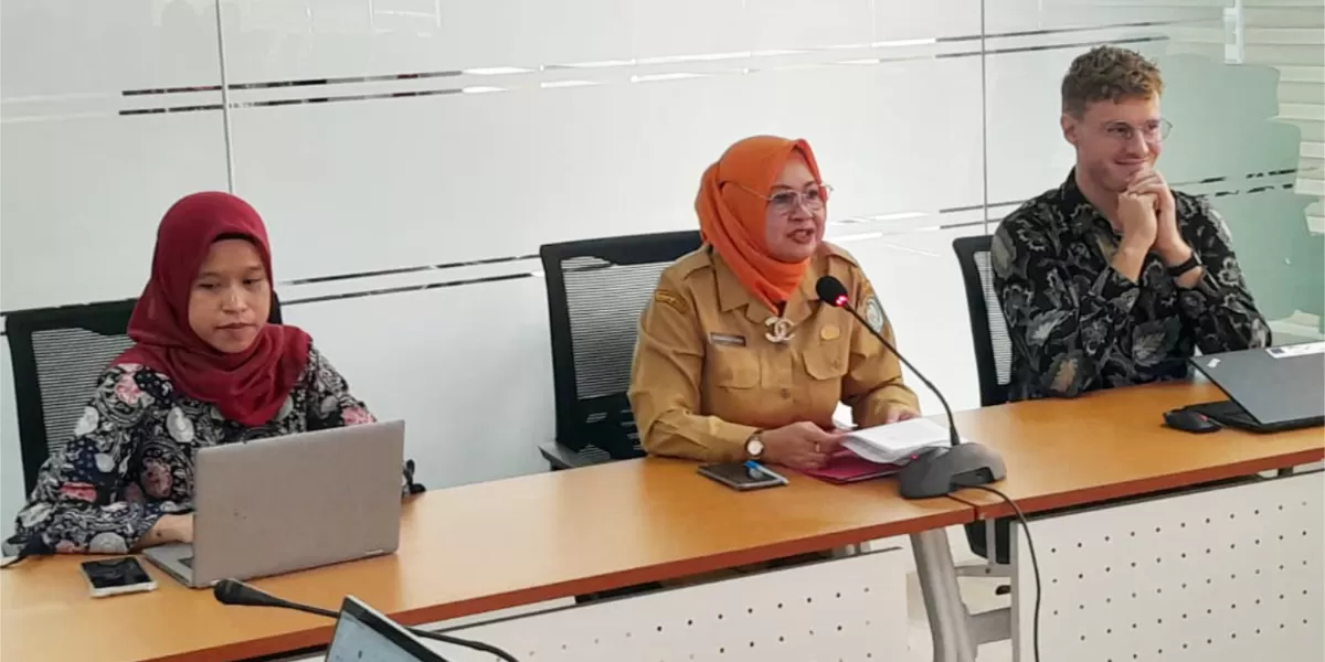 Perwakilan Bappenas, GIZ, dan Pemerintah Provinsi Kalimantan Barat berdiskusi dalam rangka pemantauan dan evaluasi Proyek SAFE di Pontianak. Melalui kolaborasi lintas sektor ini, berbagai pihak berupaya mendorong praktik pertanian yang produktif, inklusif, dan berkelanjutan. (Bapperida Kalbar)