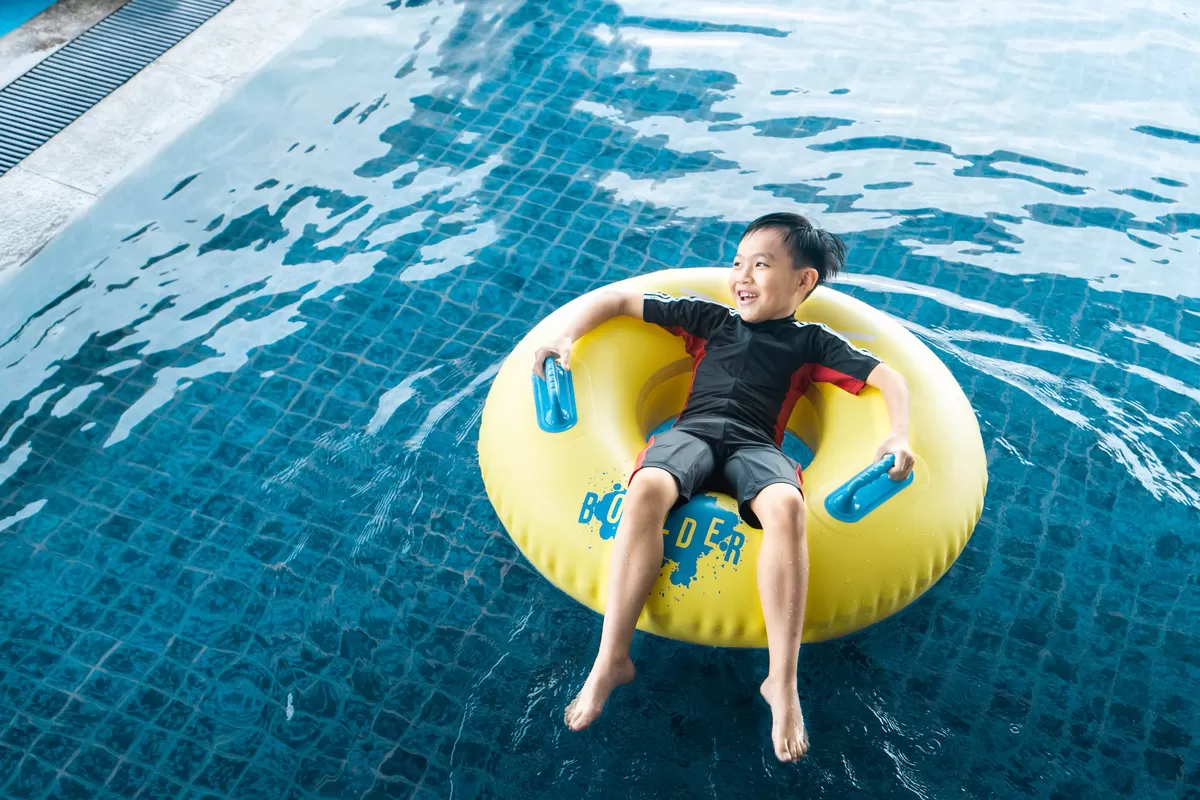 Golden Tulip Pontianak menghadirkan program Eat &amp; Fun di Copacabana Pool &amp; Lounge, pengalaman  bersantap sekaligus berenang yang dapat dinikmati oleh seluruh anggota keluarga setiap hari. (Wilhelmus Triputra )