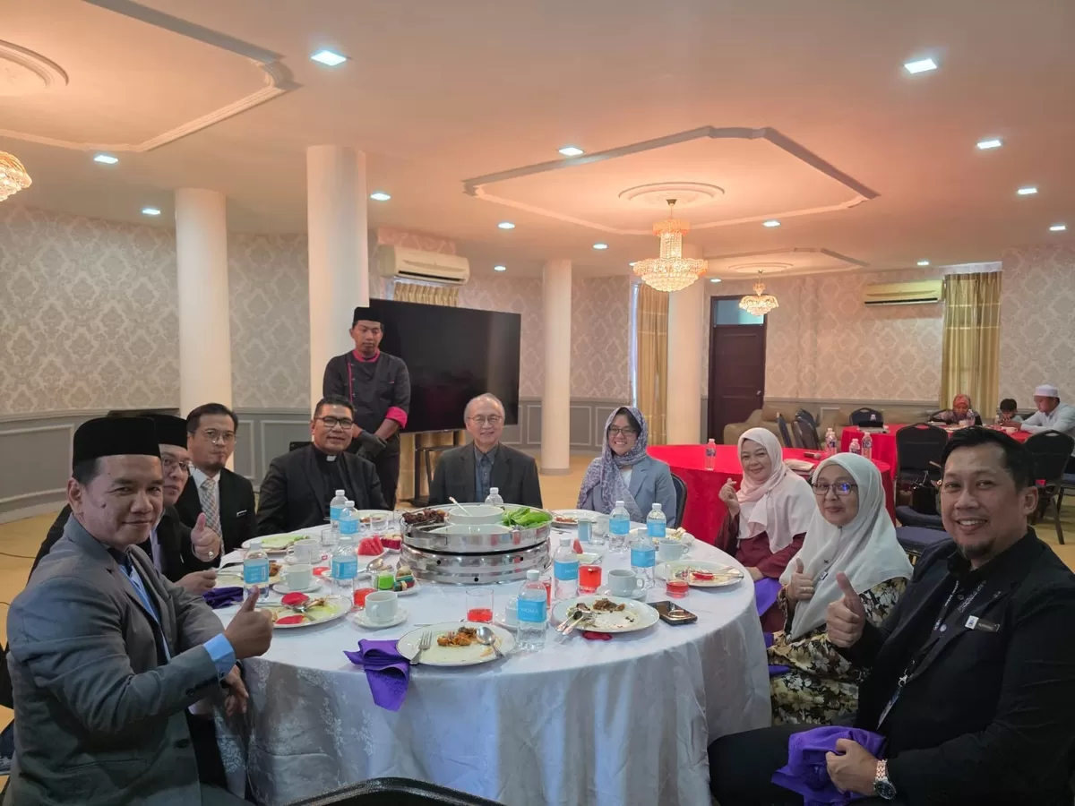 Pater Markus Solo Kewuta SVD (Padre Marco) berfoto bersama jajaran Masjid Negeri Sabah, Kota Kinabalu, Malaysia. Kunjungan tersebut dilakukan di sela keikutsertaannya dalam KTT ke-3 Para Tokoh Agama Sedunia di Kuala Lumpur.  (Dok. Pontianak Globe)