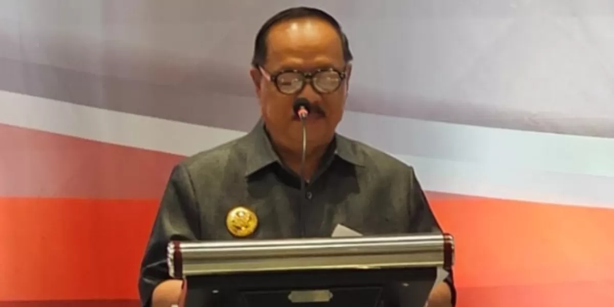 Bupati Sanggau Yohanes Ontot memberikan kata sambutan saat Bimtek aparatur desa serta BPD se-Kabupaten Sanggau  di Pontianak. (Pontianak Globe/Sahat Oloan Saragih)