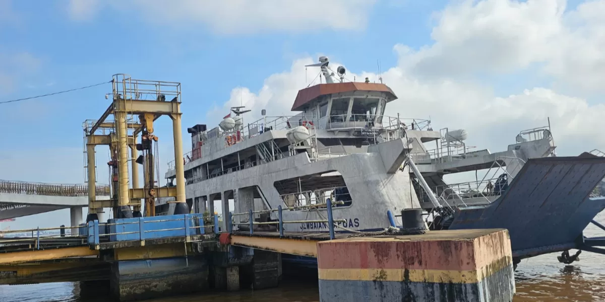 Kapal feri penyeberangan di Sungai Kapuas Pontianak tidak beroperasi karen dermaga rusak. Kondisi ini sudah terjadi sejak akhir Februari 2026. (Pontianak Globe/Sahat Oloan Saragih)