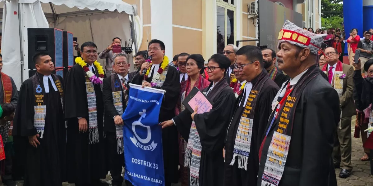Ephorus HKBP, Viktor Tinambunan, meresmikan Distrik XXXIII HKBP Kalimantan Barat di Pontianak, Minggu (14/6). Kehadiran distrik baru ini diharapkan semakin mendekatkan pelayanan gereja kepada jemaat serta memperkuat kontribusi HKBP dalam kehidupan sosial dan keberagaman di Kalimantan Barat. (Pontianak Globe/Sahat Oloan Saragih)
