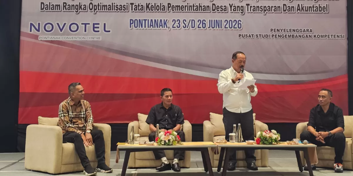 Bupati Sanggau, Ontot, saat menutup kegiatan Bimtek aparatur desa di Pontianak. Aparatur desa didorong menerapkan hasil pelatihan guna memperkuat tata kelola dan pelayanan kepada masyarakat. (Pontianak Globe/Sahat Oloan Saragih)