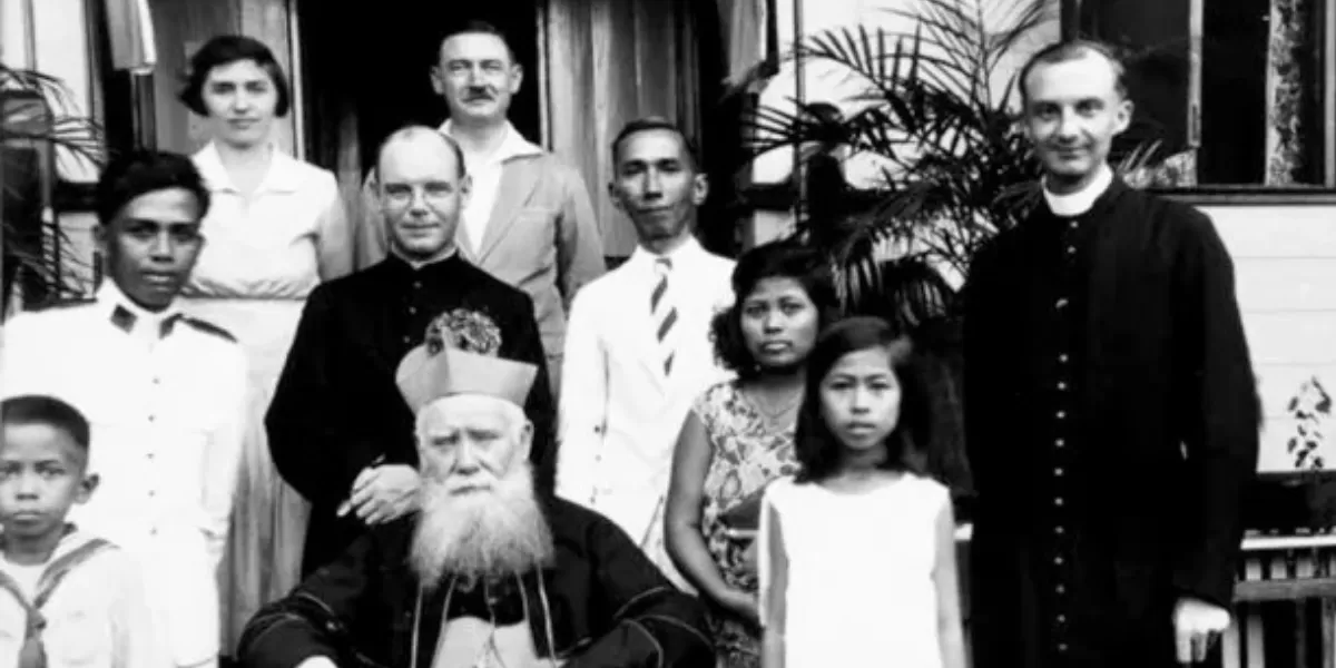 Mgr Jan Pacificus Bos (duduk) bersama sejumlah biarawan dan umat. (Dok. Arsip Kapusin Pontianak)