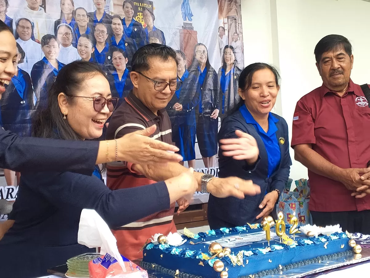Anggota WKRI Cabang Paroki Santa Maria Nyarumkop bersama Pastor Kepala Paroki merayakan HUT ke-102 WKRI. Perayaan menjadi momentum memperkuat semangat pelayanan, persaudaraan, serta pemberdayaan perempuan dan perlindungan anak.  (Pontianak Globe/Oyent Andreas)