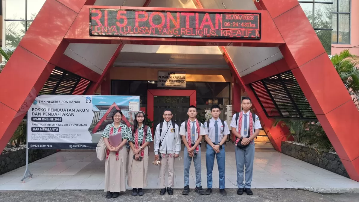 Viorinu Ayatra Ami (paling kanan) bersama tim dari Bengkayang. Pelajar SMAN 1 Bengkayang, ia dinobatkan sebagai First Best Speaker pada NSDC Tingkat Provinsi Kalimantan Barat. (Dok. Setda Kabupaten Bengkayang)