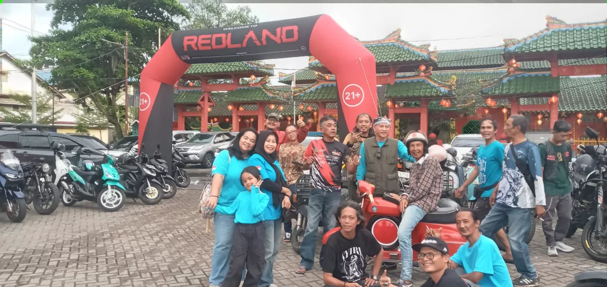 Penasihat FRKP WB Vespa Lovers Br Stephanus Paiman OFM Cap, Ketua Frans Renne, Wakil Ketua Teuku Iskandar, bersama anggota FRKP WB Vespa Lovers mengikuti kegiatan Brotherhood Rolling City di Pontianak, Minggu (28/6/2026). Rolling city yang diikuti ratusan pengendara berbagai komunitas.  (Dok. FRKP)