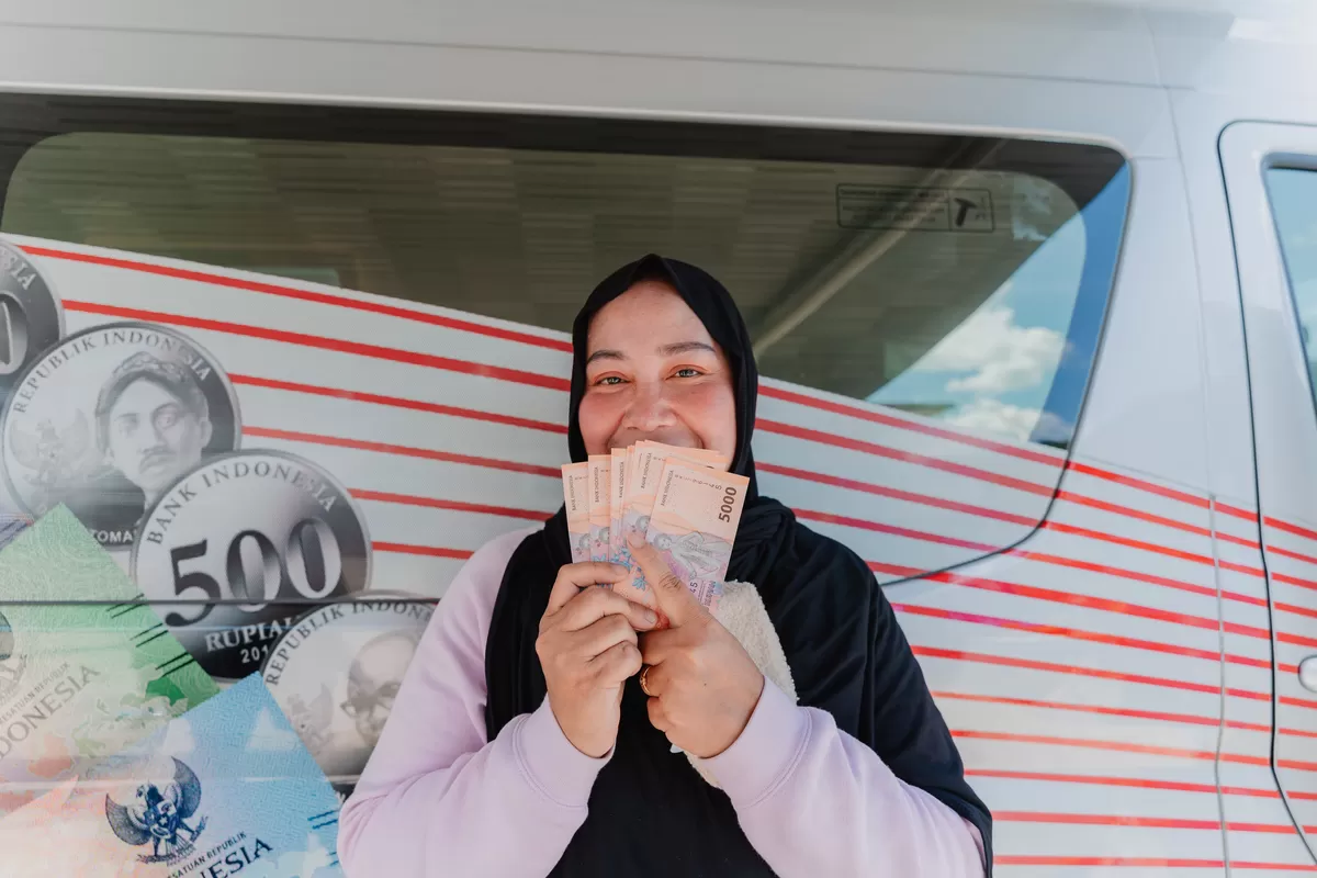 Salah satu warga yang mendapat layanan penukaran uang dan Kas Keliling dalam Program LENTERA Batas Negeri 2026 Bank Indonesia.   (Wilhelmus Triputra)