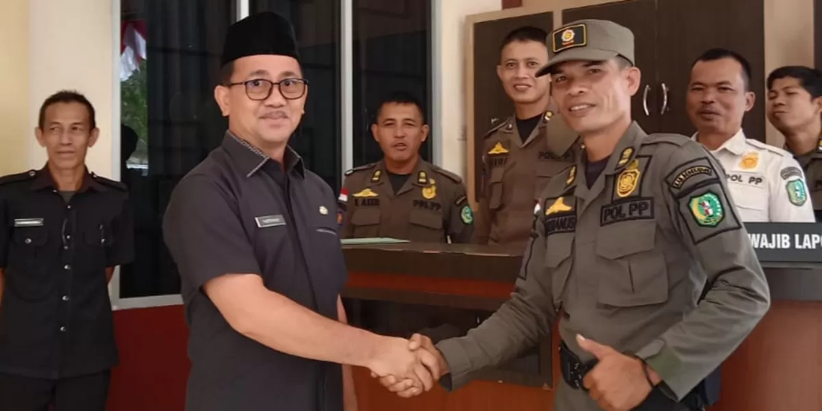 Sekda Kabupaten Bengkayang Yustianus Ami tampak menyalami petugas Satpol PP Kabupaten Bengkayang, beberapa waktu lalu. (Staf Setda Bengkayang/Dalena Sumi)