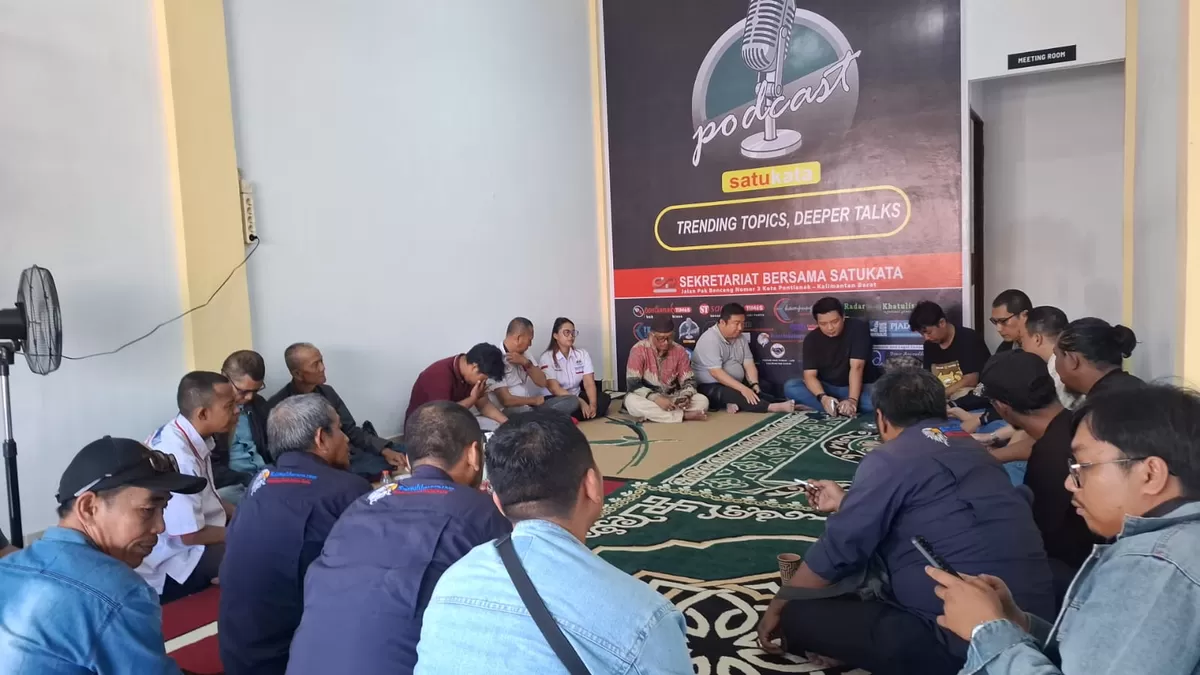 Founder Satukata Podcast R. Rido Ibnu Syahrie bersama para jurnalis, pegiat media sosial, dan tamu undangan saat peresmian Satukata Podcast dan Sekretariat Bersama (Sekber) Satukata di Jalan Pak Benceng, Pontianak, Senin (29/6/2026). Kehadiran Sekber diharapkan menjadi ruang kolaborasi bersama.  (Pontianak Globe/Steve Vantax)