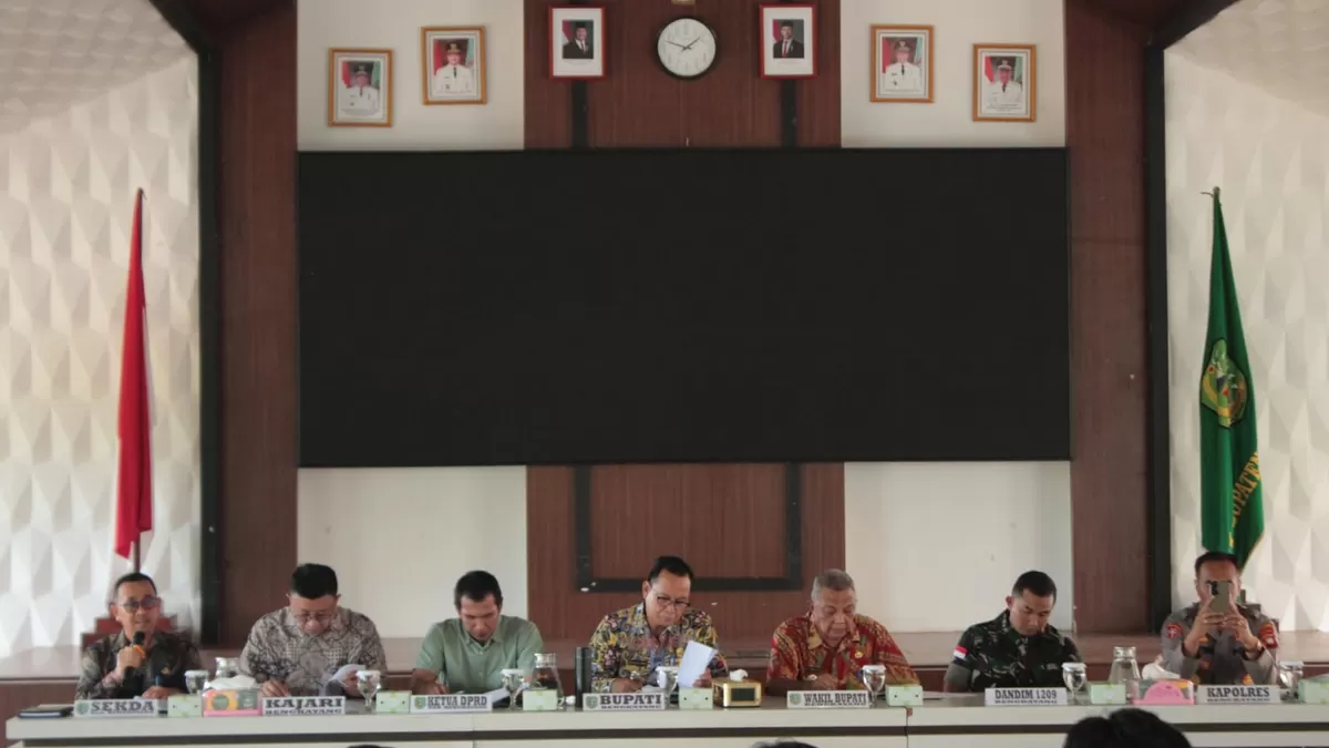 Bupati Bengkayang Sebastianus Darwis (tengah) bersama jajaran pemerintah daerah memimpin Rapat Koordinasi Forum TJSLP sebagai upaya memperkuat sinergi antara pemerintah dan dunia usaha dalam mengoptimalkan pelaksanaan program CSR yang selaras dengan pembangunan daerah. (Staf Setda Bengkayang/Dalena Sumi)