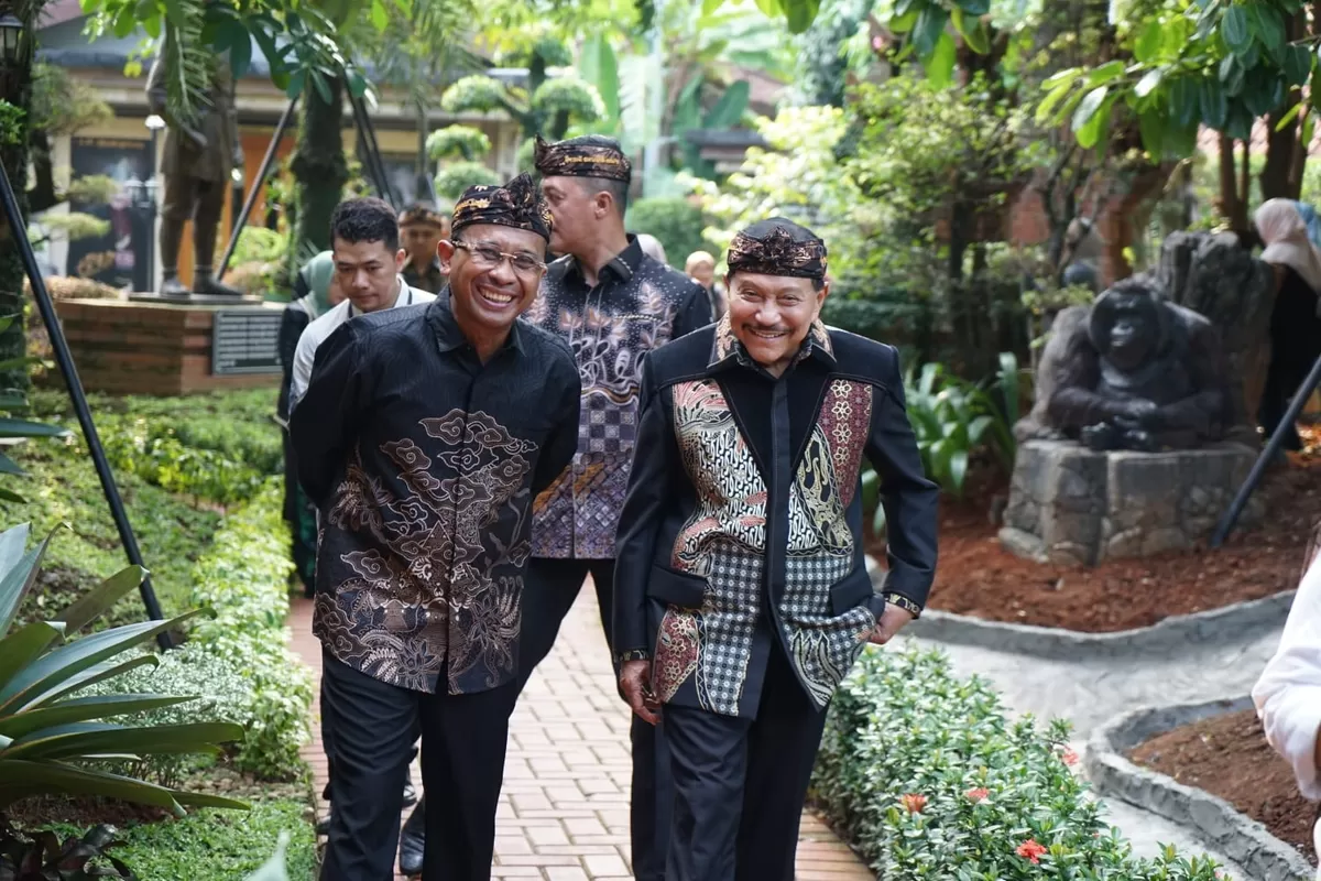 Direktur Utama BPJS Kesehatan, Prihati Pujowaskito, bersama Ketua Kraton Majapahit Jakarta Jenderal TNI (Purn) AM Hendropriyono saat membahas arah transformasi layanan kesehatan nasional berbasis nilai manfaat (*value-based healthcare*) di Jakarta, Minggu (28/6/2026). (Dok. Pontianak Globe)