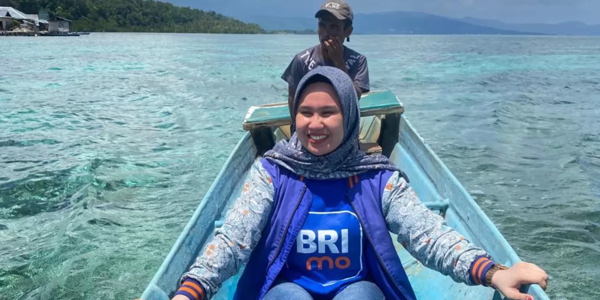 Eka Fitriyani Wulandari, Mantri BRI Unit Salakan, menempuh perjalanan laut untuk melayani masyarakat di sejumlah pulau di Kabupaten Banggai Kepulauan, Sulawesi Tengah, sekaligus menjaga akses layanan keuangan bagi warga di wilayah 3T. (BRI)
