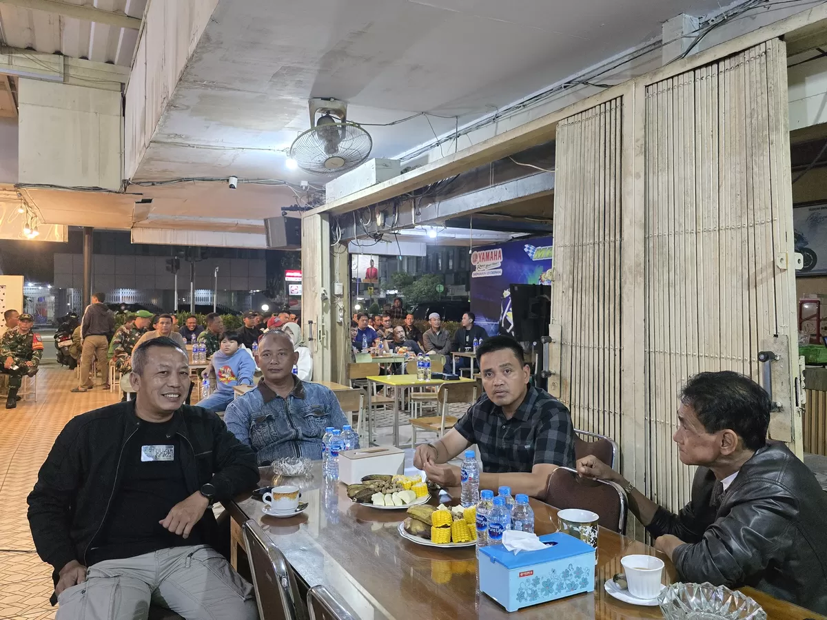 Dandim 1207/Pontianak Kolonel Inf Robbi Firdaus bersama tokoh masyarakat Syarif Machmud Alkadrie dan warga menyaksikan pertandingan babak 32 besar FIFA World Cup 2026 antara Brasil dan Jepang dalam kegiatan Nobar Bola Gembira di Rider Coffee Shop, Pontianak, Selasa (30/6/2026) dini hari. (Dok. Pontianak Globe)