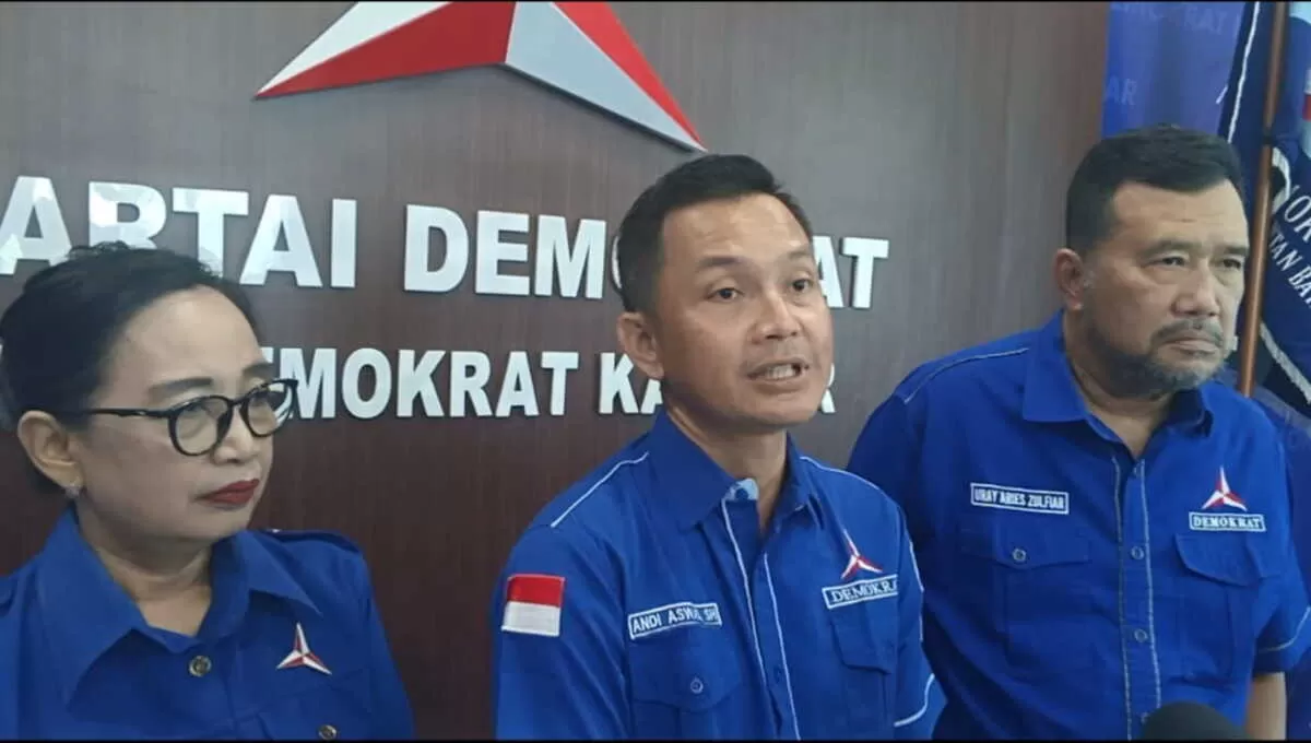 Ketua dan anggota Steering Committee Musda V DPD Partai Demokrat Kalbar, saat Konferensi Pers bersama awak media.   (Wilhelmus Triputra)