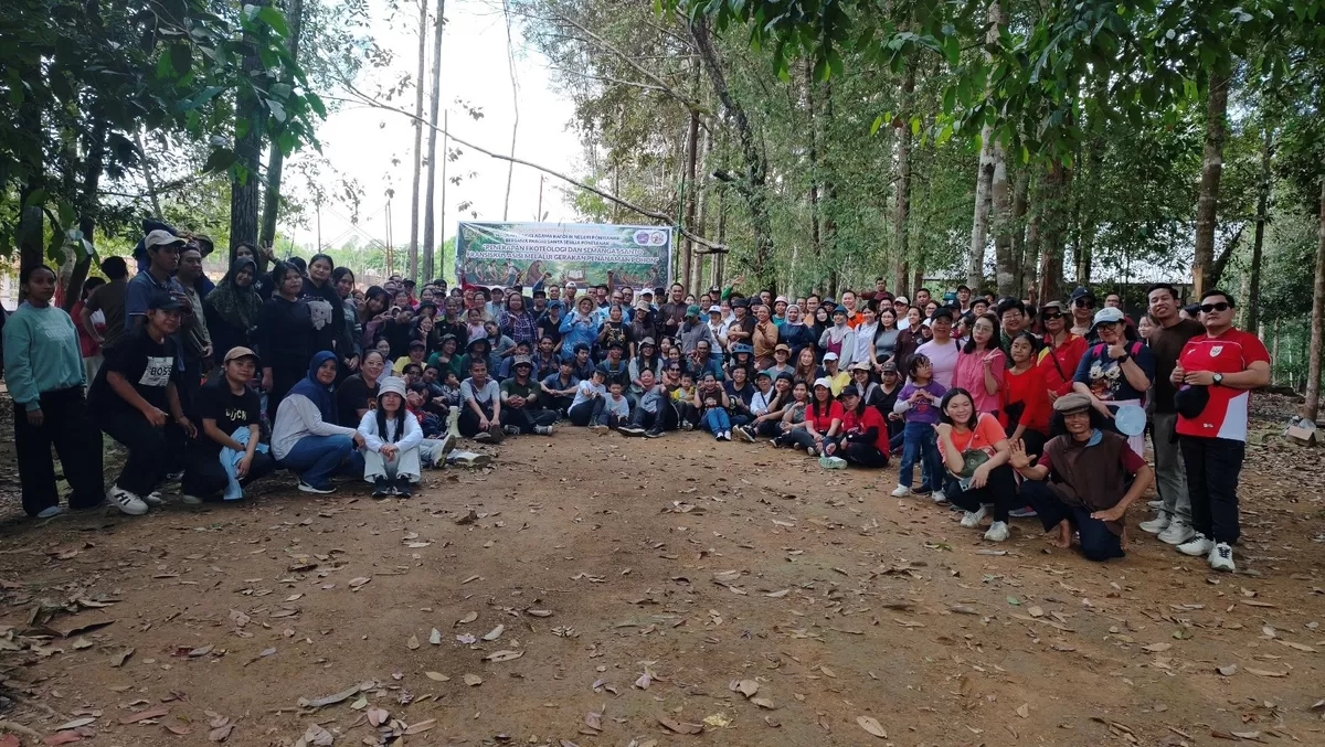 Dok. Sekitar 230 peserta dari Paroki Santa Sesilia Pontianak, STAKat Negeri Pontianak, STIKES Panca Bhakti, dan Politeknik Tonggak Equator berfoto bersama sebelum aksi penanaman pohon di Rumah Pelangi, Kabupaten Kubu Raya, Sabtu (27/6/2026). (Dok. Panitia PKM)