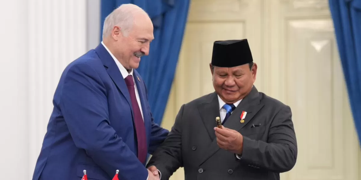 Presiden RI Prabowo Subianto berjabat tangan dengan Presiden Belarus Alexander Lukashenko usai pertemuan bilateral di Istana Negara, Jakarta, Kamis (2/7/2026). Kedua pemimpin membahas penguatan kerja sama, termasuk ketahanan pangan, alih teknologi, dan modernisasi pertanian. (Tim Media Presiden Prabowo)