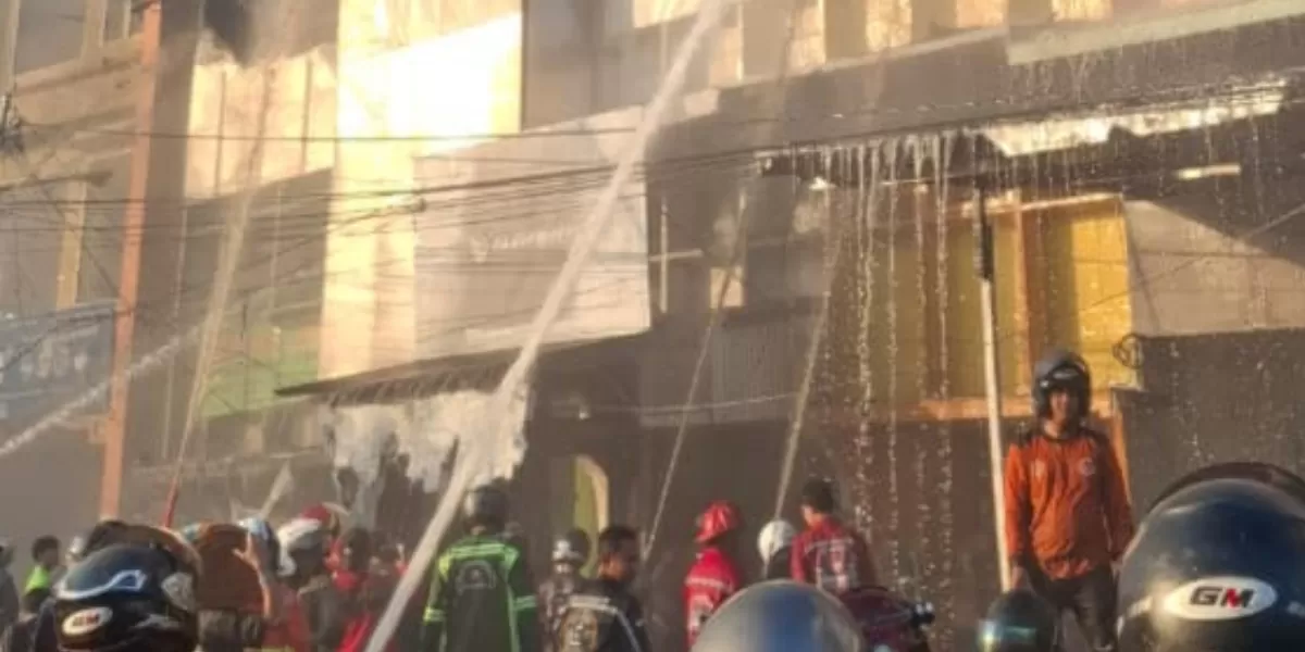 Kobaran api melalap deretan ruko di Jalan Tanjungpura, Pontianak, Jumat (3/7/2026). Sedikitnya enam bangunan terbakar, sementara penyebab kebakaran masih dalam penyelidikan. (Dok. Damkar)