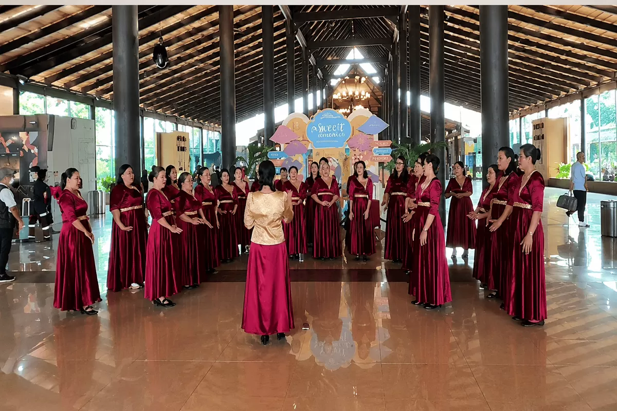 Video viral anggota Paduan Suara Wanita kontingen Pesparawi Kepulauan Riau bernyanyi di Bandara Soekarno-Hatta setelah gagal berangkat ke Manokwari diduga karena masalah tiket penerbangan. (Instagram/susanarotasouw)