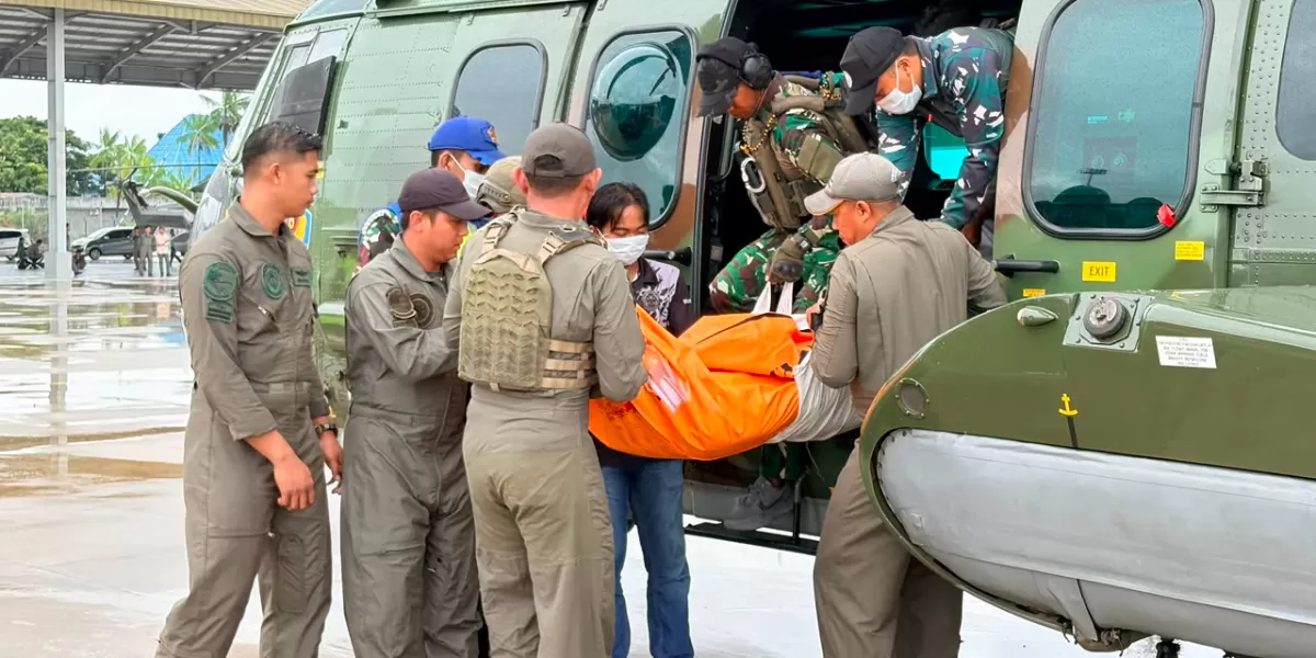 Aparat mengevakuasi jenazah pilot AMA Air, Nicholas F. Goselin, setelah insiden penembakan dan pembakaran pesawat di Lapangan Terbang Balinggama, Kabupaten Yahukimo, Papua Pegunungan. Pemerintah mengecam aksi tersebut dan memastikan proses penyelidikan serta penegakan hukum terus dilakukan.  (Dok. Koops TNI Habema)