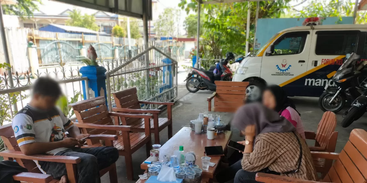 Seorang ibu dan kedua anaknya saat mendatangi Sekretariat FRKP Pontianak.  Mereka selanjutnya melapor ke Polresta Pontianak terkait dugaan tindak KDRT. (Dok. FRKP)