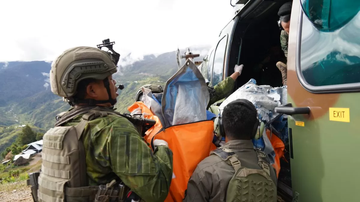  Evakuasi jenazah pilot pesawat AMA usai insiden pembakaran pesawat di Yahukimo, Papua Pegunungan. (Dok. Koops TNI Habema)