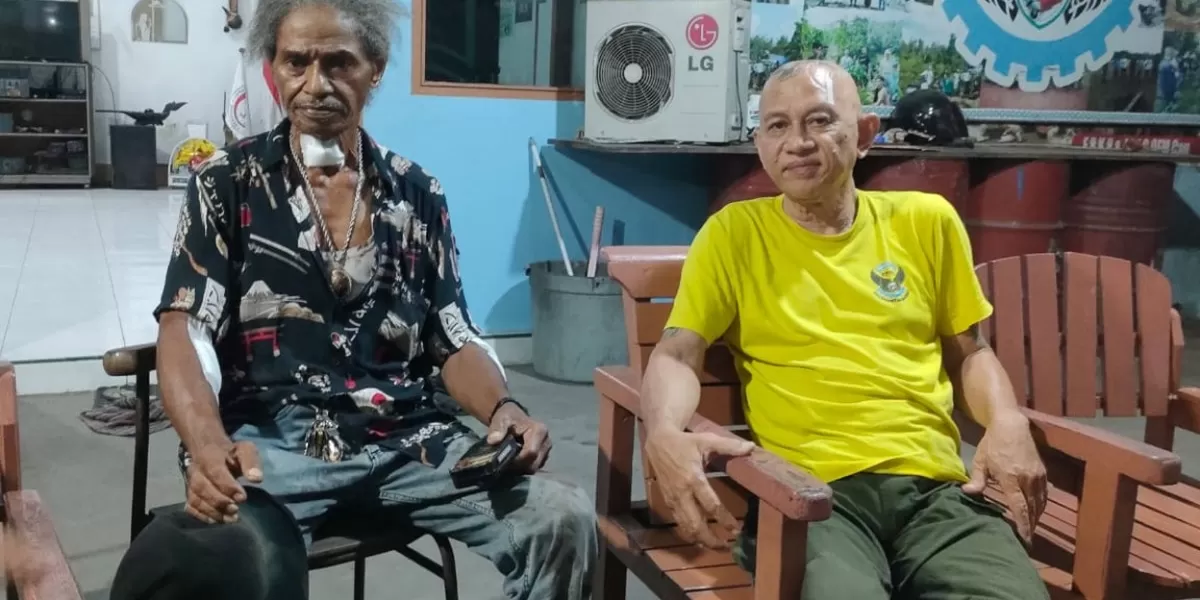 Anton Kribo menunjukkan luka yang dialaminya usai diduga menjadi korban penyerangan menggunakan senjata tajam saat menertibkan parkir di kawasan Pasar Seroja, Pontianak, Sabtu (4/7/2026). (Dok. FRKP)