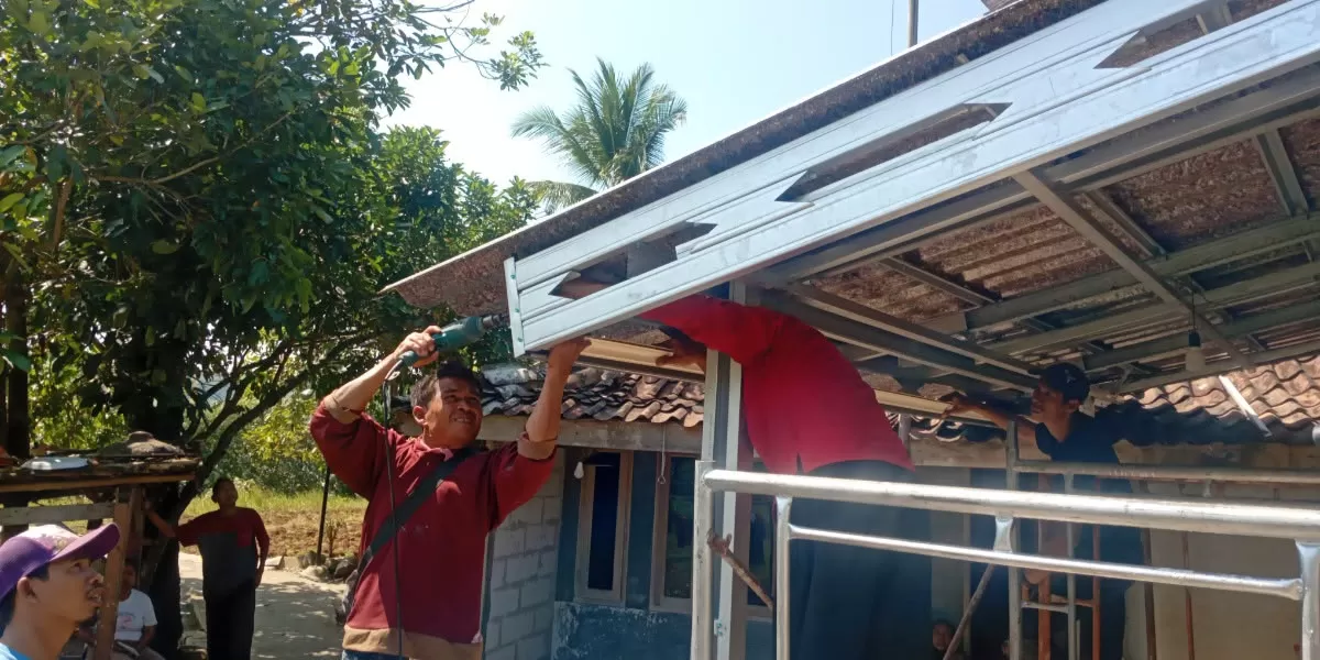 Mengintip penuturan haru jurnalis Promedia Group di Sukabumi dalam kelanjutan program &lsquo;Ganti Atap Rumah Wartawan&rsquo; yang didukung produk atap Alduro.