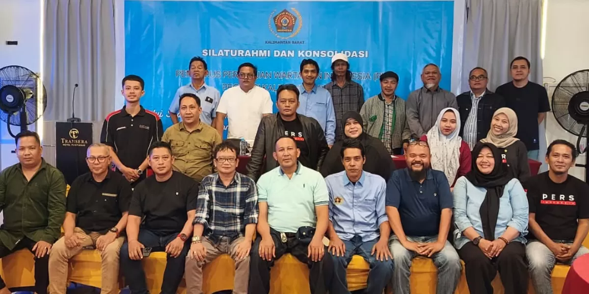Jajaran pengurus, Dewan Kehormatan, dan Dewan Pakar PWI Kalbar mengikuti kegiatan silaturahmi dan konsolidasi di Pontianak. Forum ini menjadi ajang memperkuat soliditas organisasi sekaligus membahas persiapan UKW, Porwanas 2027, dan pembentukan kepengurusan PWI di kabupaten. (Dok. PWI Kalbar)