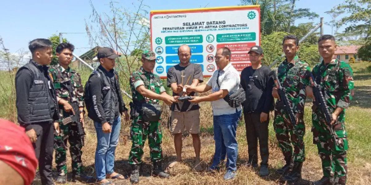 Petugas Satgas PKH mengamankan dua terduga pelaku beserta barang bukti dugaan pencurian aset Tugboat Republic 10 di Barito Selatan, Kalimantan Tengah, Selasa (14/7/2026).  (Dok. Satgas PKH)