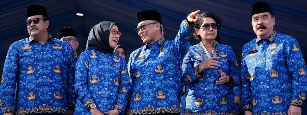 MenPAN-RB Rini Widyantini (kedua dari kiri) dan Kepala BKN Zudan Arif Fakrulloh (tengah) unggah pesan untuk para ASN.  (Instagram/menpanrb)
