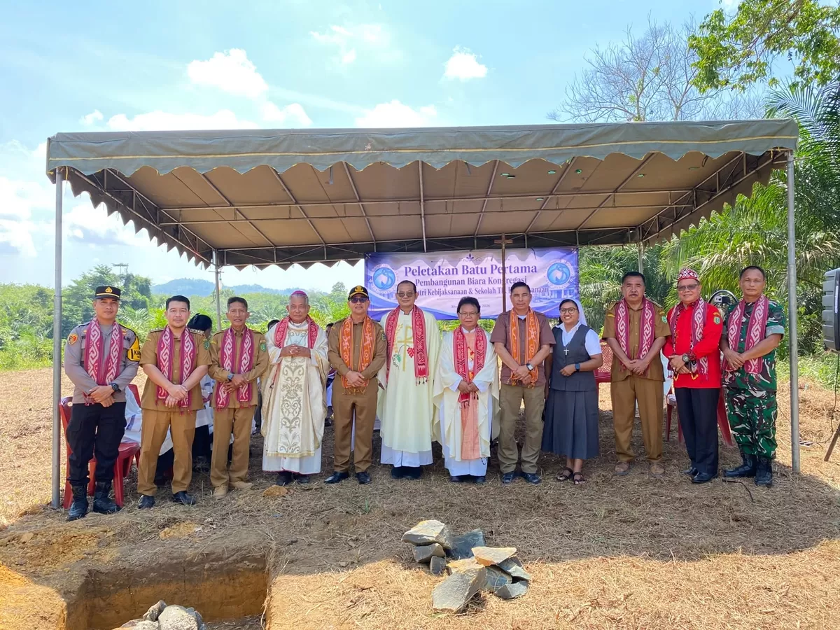 Peletakan batu pertama pembangunan Biara Kongregasi Putri-Putri Kebijaksanaan dan TK Kebijaksanaan di Paroki St. Montfort, Kecamatan Monterado, Senin (20/7/2026), dihadiri Sekretaris Daerah Kabupaten Bengkayang Yustianus yang mewakili Bupati Sebastianus Darwis bersama jajaran.  (Staf Setda Bengkayang)