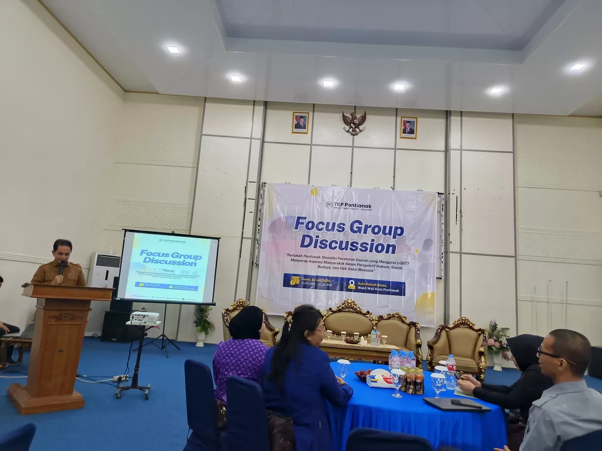 Wali Kota Pontianak, Bahasan, saat memberikan sambutan pada kegiatan Focus Group Discussion (FGD) dengan tema "Perlukah Kota Pontianak memiliki peraturan daerah (Perda) yang mengatur persoalan LGBT?" di  Aula Rumah Dinas Wakil Wali Kota Pontianak, Senin (20/7/2026).   (Wilhelmus Triputra)