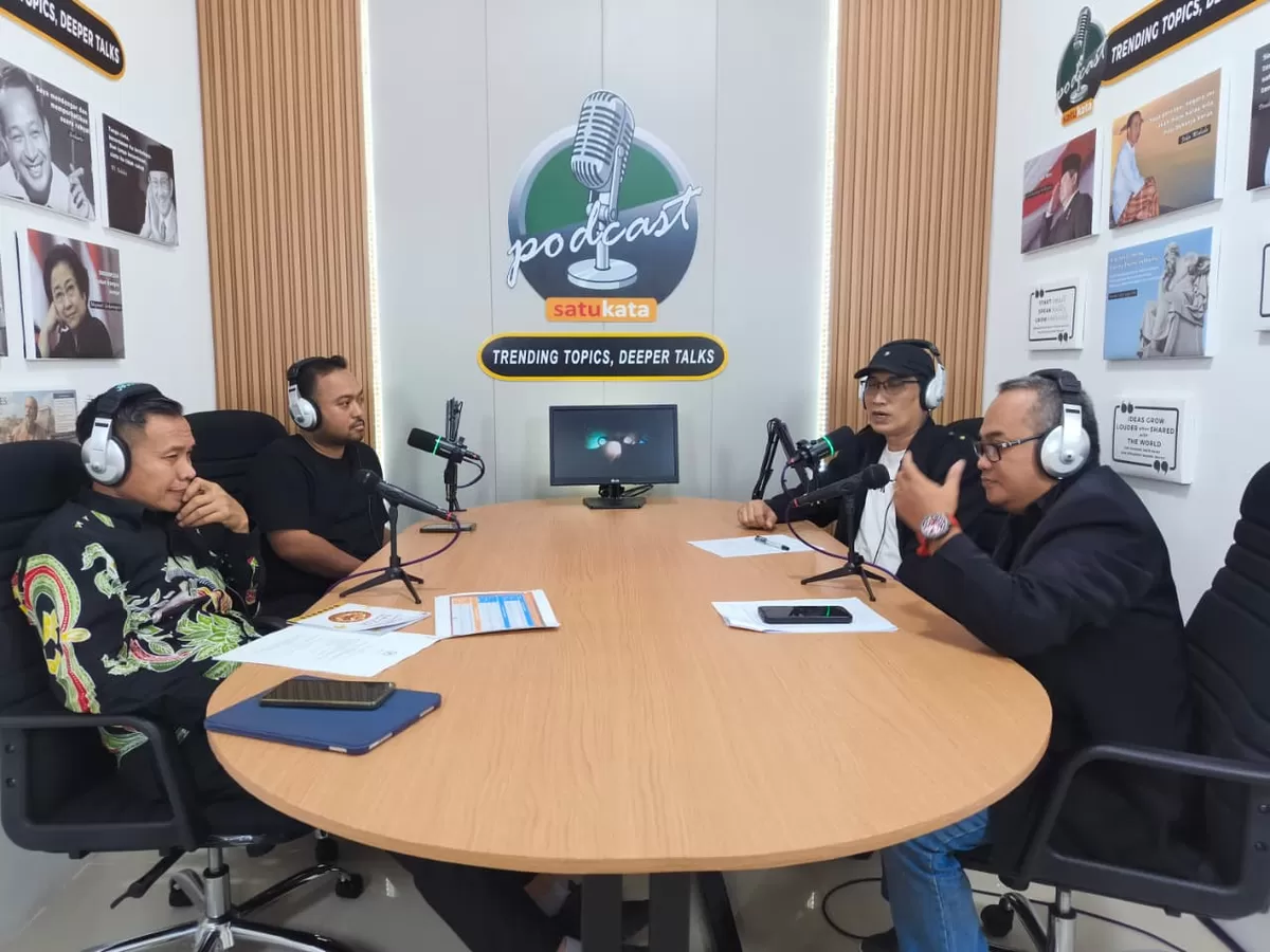 Ketua KPU Provinsi Kalimantan Barat Muhammad Syarifuddin Budi bersama praktisi politik Haunan Fachry Rohilie menjadi narasumber dalam Podcast Satukata yang membahas peluang pembentukan Daerah Pemilihan (Dapil) DPR RI Singbebas untuk Pemilu 2029.  (Pontianak Globe/Steve Vantax)