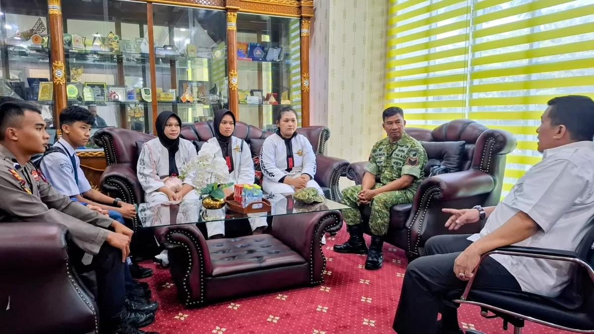 Direktur Politeknik Negeri Pontianak (Polnep) memberikan apresiasi kepada atlet Tarung Derajat peraih medali pada Open Turnamen Tarung Derajat se-Kalimantan Barat 2026. (Dok. Pontianak Globe)