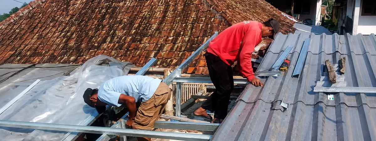 Penggantian asbes dan seng serta pasang plafon rumah editor Primetime News dalam program &ldquo;Ganti Atap Rumah Wartawan&rdquo; Promedia Group. (Dok. Promedia)