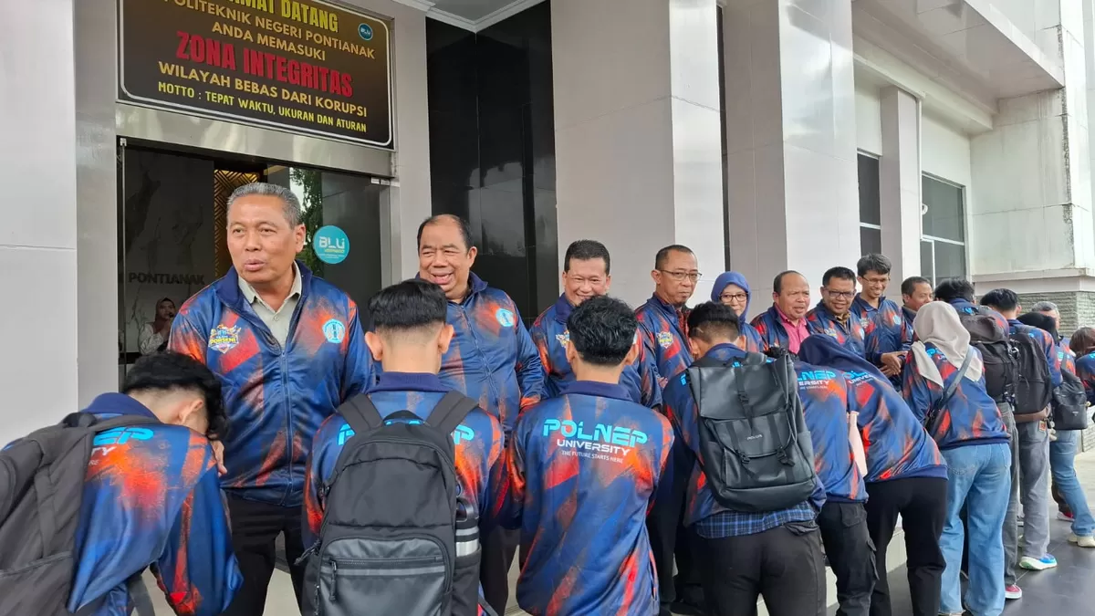 Direktur Politeknik Negeri Pontianak (Polnep), Dr. H. Widodo PS, didampingi para wakil direktur memimpin seremoni pelepasan kontingen Polnep yang akan berlaga pada PORSENI XV 2026 Politeknik se-Indonesia di Medan. Acara berlangsung di Aula Rektorat Polnep, Pontianak, Rabu (22/7/2026). (Steve Vantax/Pontianak Globe)