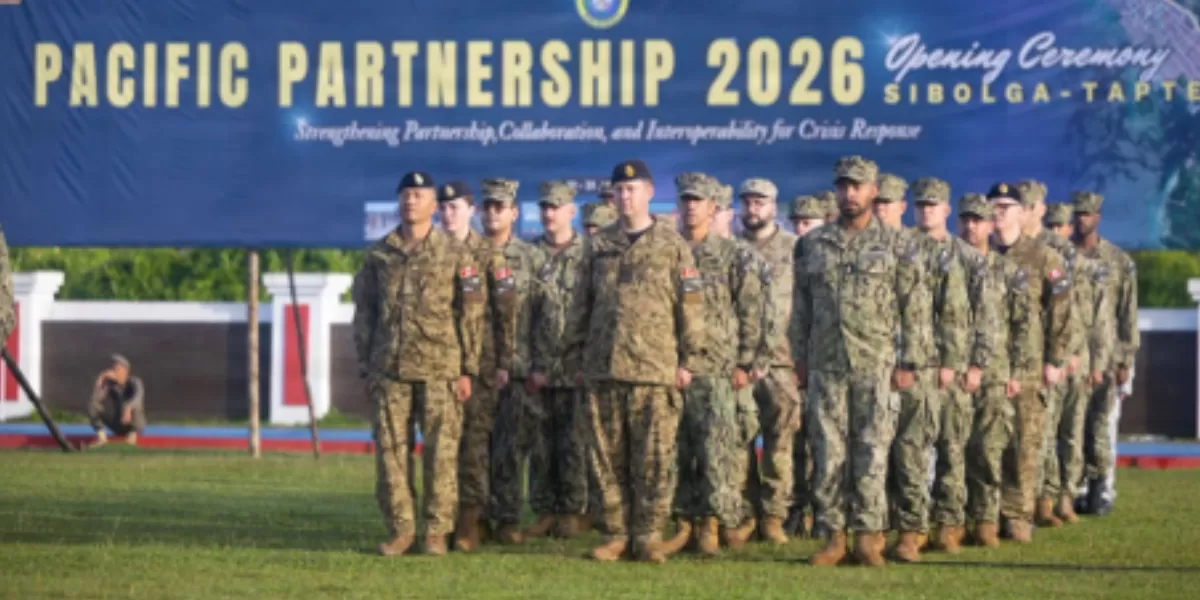 Personel misi Pacific Partnership 2026 (PP26) tiba di Sibolga, Sumatera Utara, menggunakan kapal pendarat amfibi HMAS Choules (LSD 100) pada 20 Juli 2026. Misi multinasional ini bertujuan memperkuat kerja sama kesiapsiagaan bencana serta bantuan kemanusiaan. (Dok. US Embassy Jakarta)