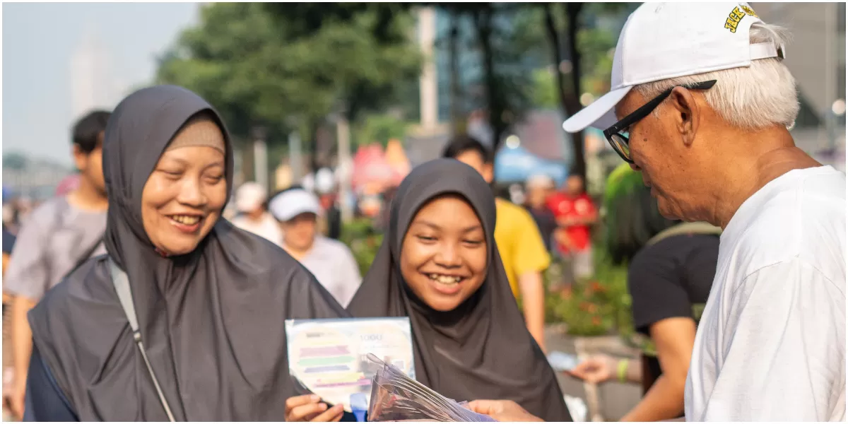 Relawan Yayasan Rumah Lam Horas bersama Lam Horas Film membagikan 1.000 flyer berbentuk hati kepada pengunjung Car Free Day (CFD) Jakarta dalam kampanye  (Dok. Yayasan Rumah Lam Horas)