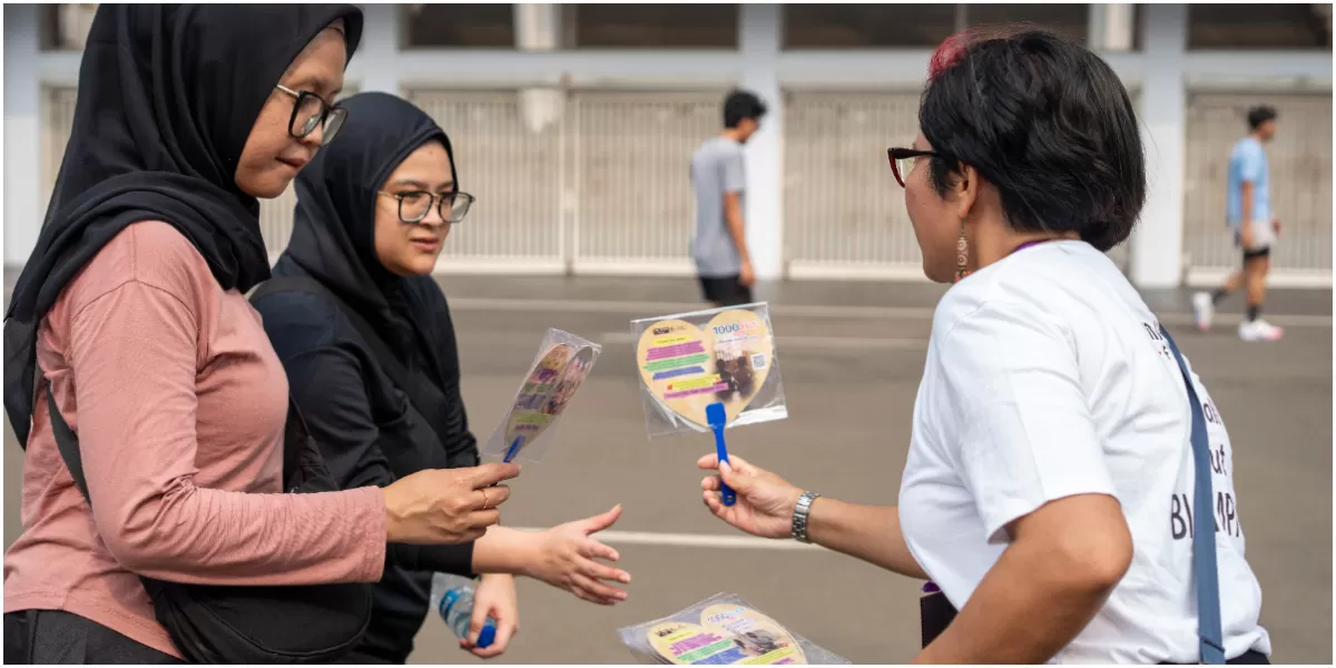 Relawan Yayasan Rumah Lam Horas bersama Lam Horas Film membagikan flyer berbentuk hati kepada pengunjung Car Free Day (CFD) di kawasan FX Sudirman dan Gelora Bung Karno (GBK), Jakarta, dalam kampanye '1000 Hati untuk Anak-anak yang Terdampak Pemenjaraan Orang Tua' memperingati Hari Anak Nasional. (Dok. Yayasan Rumah Lam Horas)