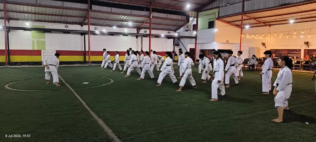 Ketua Umum INKAI Kota Pontianak Heriyadi bersama jajaran pengurus mempersiapkan karateka melalui pemusatan latihan menjelang Gashuku dan Ujian Kenaikan Tingkat Zone II Kalimantan di Singkawang. Dok. INKAI Kota Pontianak. (Pontianak Globe/Stefanus Akim)