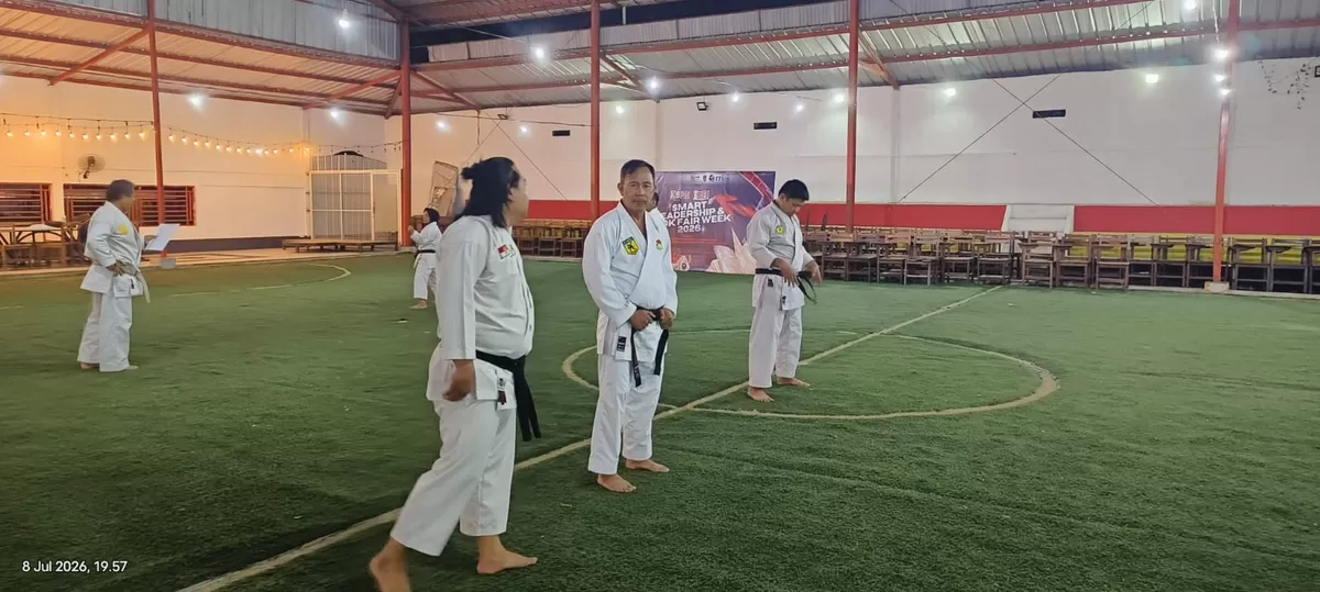 Ketua Pengcab INKAI Kota Pontianak Heriyadi bersama jajaran pengurus memberikan dukungan penuh kepada para karateka yang akan mengikuti Ujian Kenaikan Tingkat (UKT) Zona II Kalimantan. UKT menjadi bagian penting dalam pembinaan untuk mencetak karateka yang berprestasi dan berkarakter. (Pontianak Globe/Stefanus Akim)