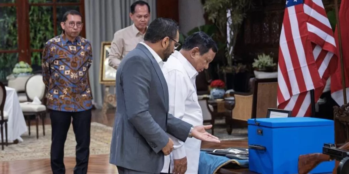 Direktur Biro Investigasi Federal (FBI) Kash Patel menyerahkan secara simbolis jasad leluhur dan artefak budaya Indonesia yang direpatriasi kepada Presiden Prabowo Subianto di Kediaman Presiden, Kertanegara, Jakarta Selatan, 22 Juli.  (U.S. Embassy Jakarta/Budi Sudarmo)