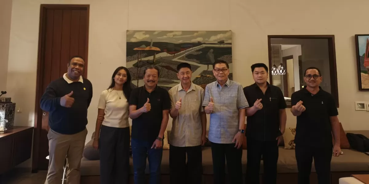 Para alumnus Persekolahan Katolik Nyarumkop di Jakarta membahas rencana pembangunan patung di kompleks persekolahan, hadir di antaranya RP Alfred OFMCap, Velicha Elenagaretha Ami ( arsitek HAP), Gregorius Yori Antar (Owner HAP), Gunawan SH, dan Yustianus Ami. (Dok. Pontianak Globe)