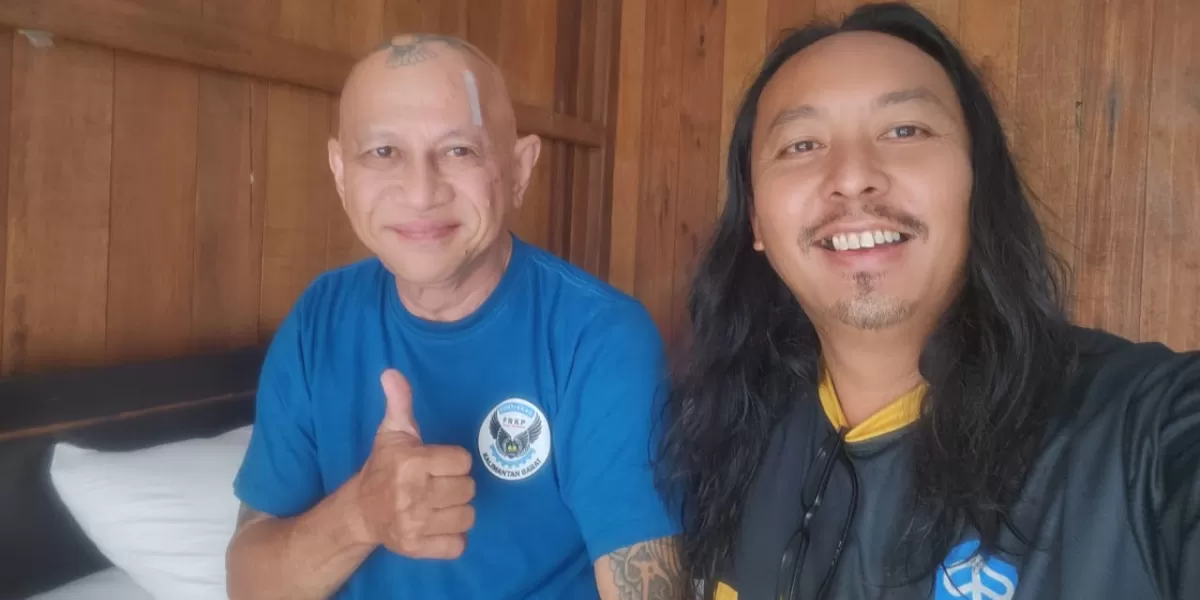 Persahabatan sejati tak lekang oleh waktu. Di Parade Skuter Borneo XXI, Br. Stephanus Paiman OFMCap kembali bertemu Bro Sofyan dari Sabah, Malaysia, sosok yang pernah menolongnya saat mengalami kecelakaan lalu lintas pada 2023.  (Pontianak Globe/Stefanus Akim)