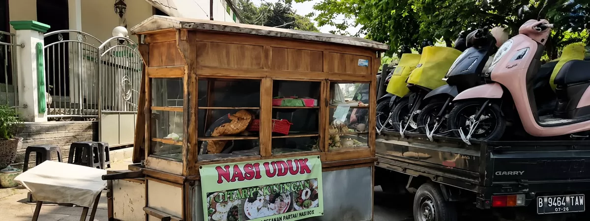 Gerobak nasi uduk yang dirusak di Matraman sebelum bentrok kelompok warga pecah.  (Instagram/bangranistones)