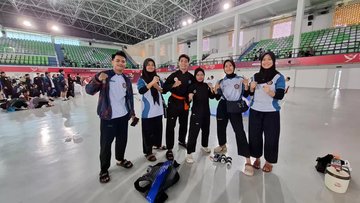 Direktur Politeknik Negeri Pontianak (Polnep), Dr. H. Widodo, berfoto bersama tim futsal Polnep di GOR Futsal Disporasu Medan, Minggu (26/7/2026). (Dok. Polnep)