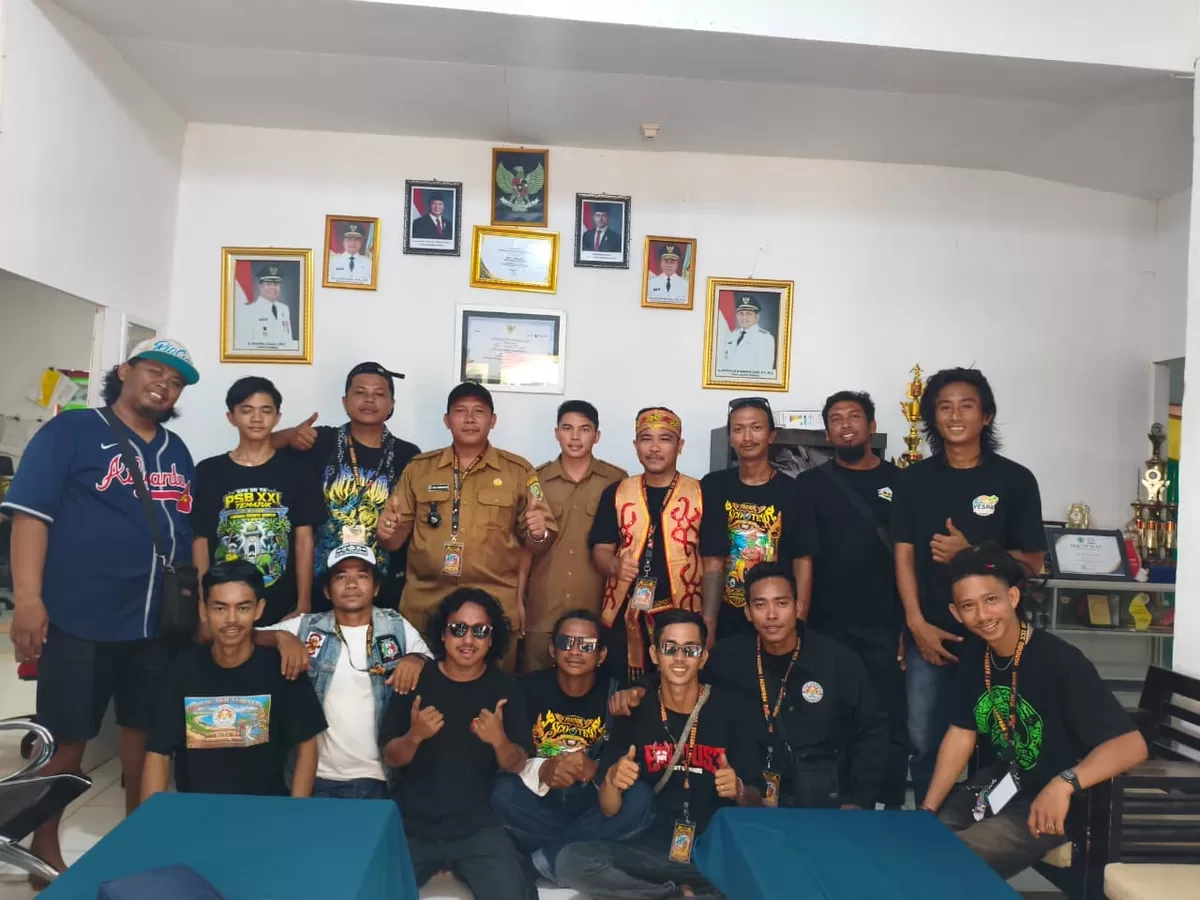 Kepala Desa Temajok, Agil Firmansayah, bersama panitia dan peserta Parade Scooter Borneo (PSB) XXI menyampaikan apresiasi atas suksesnya kegiatan yang dinilai mampu memperkuat aksi sosial sekaligus mempromosikan potensi wisata kawasan perbatasan Indonesia&ndash;Malaysia di Kabupaten Sambas. (Dok. Pontianak Globe)